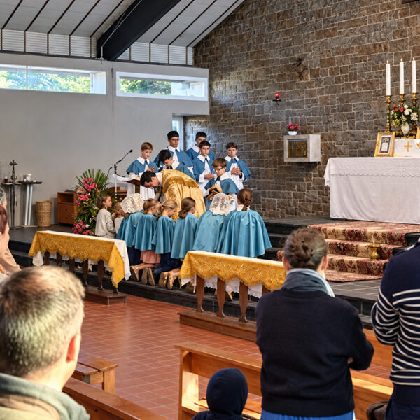 Capes et soutanelles : les enfants à l’honneur à Saint-Brieuc