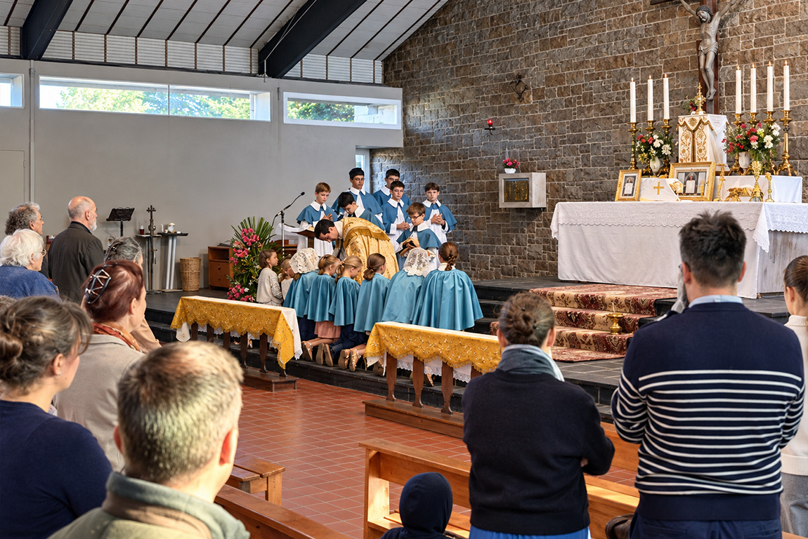 Capes et soutanelles : les enfants à l’honneur à Saint-Brieuc